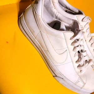 All white ladies 9.5 nike brs gently worn